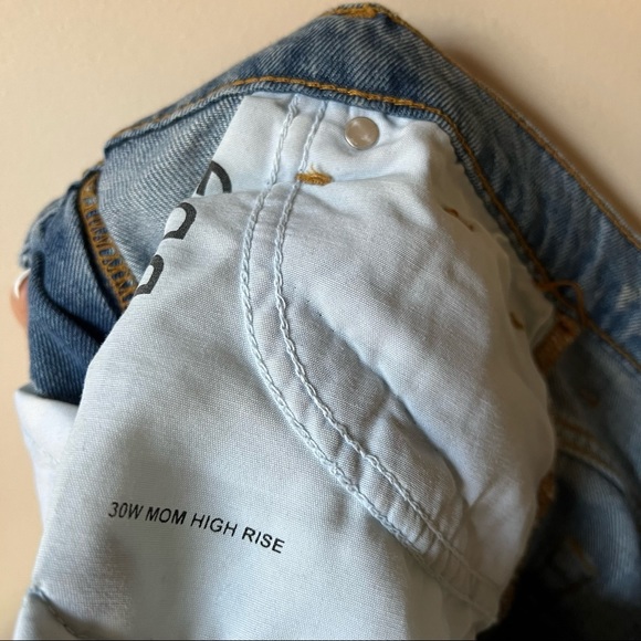 Urban Outfitters BDG Mom High Rise Ripped Jeans Size 30W - Picture 3 of 6